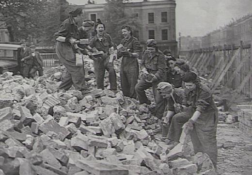 Женщины ARP очищают кирпичи при разборке развалин. 1941 г. 