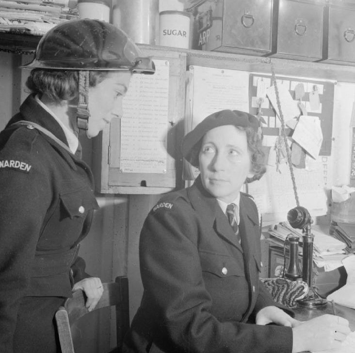 Служащие ARP отслеживают обстановку лондонском секторе ПВО. 1941 г. 