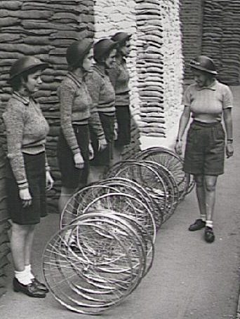 Девушки велосипедной бригады ARP. Лондон, район Клэпхем.1941 г.