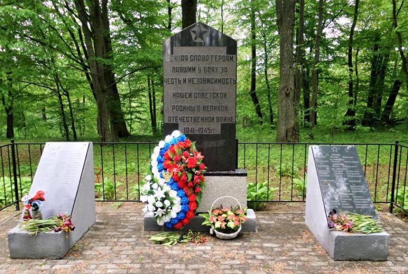 п. Подлипово Правдинского городского округа. Мемориал по улице Школьной, установленный в 1955 году у братских могил, в которых похоронено 90 советских воинов152-й стрелковой дивизии, погибших в январе 1945 года.