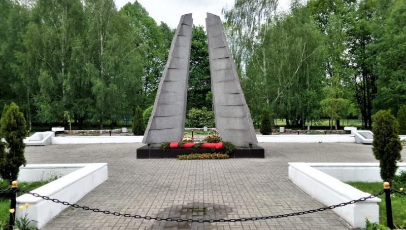г. Правдинск. Мемориал по улице Комсомольской, установленный в 1949 году у братских могил, в которых похоронено 200 советских воинов, погибших в январе 1945 года при взятии города Фридланда.