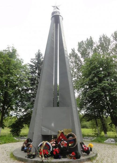 п. Люблино Светловского городского округа. Памятник, установленный в 1948 году у братских могил, в которых похоронено 1000 советских воинов, погибших в январе 1945 года.