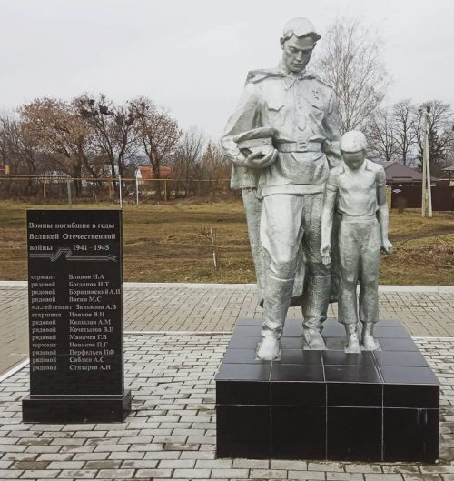 д. Барсуки Тульского городского округа. Памятник, установленный на братской могиле, в которой похоронено 22 советских воинов, в т.ч. 13 неизвестных, погибших в годы войны.