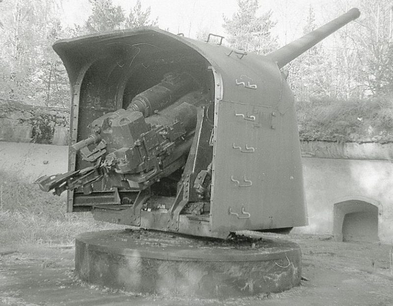 Морское орудие 130 мм/ 50 В13 образца 1936 года на «Красной Горке» в годы войны.