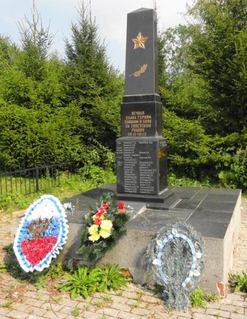 п. Высокое Славского городского округа. Памятник по улице Специалистов, установленный в 1965 году на братской могиле, в которой похоронено 60 советских воинов, погибших в январе 1945 года.