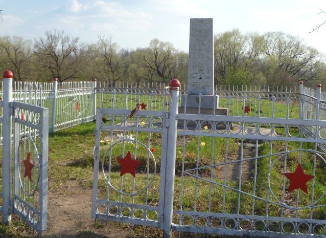 д. Гостеевка Тульского городского округа. Памятник, установленный на братской могиле, в которой похоронены советские воины, погибшие в годы войны. 