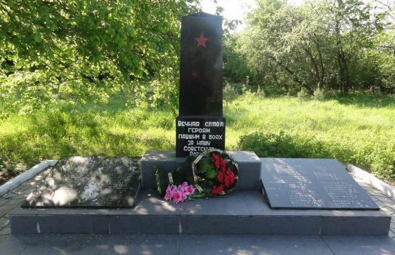 п. Гастеллово Славского городского округа. Памятник по улице Советской, установленный в 1957 году на братской могиле, в которой похоронены советские воины, умершие в госпитале в январе 1945 года.