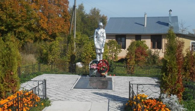 д. Зайцево Тульского городского округа. Памятник, установленный на братской могиле, в которой похоронены советские воины, погибшие в годы войны.