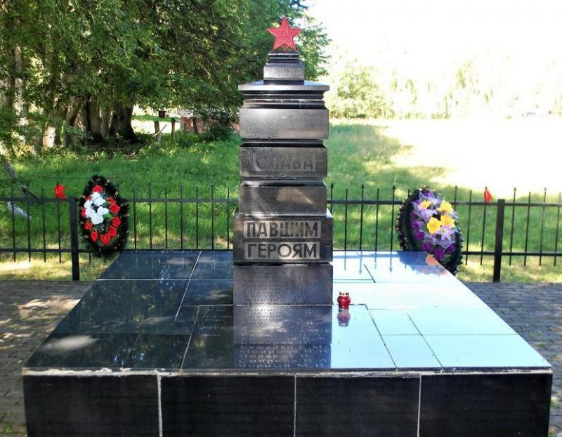 п. Громово Славского городского округа. Памятник по улице Зеленой 83б, установленный в 1952 году на братской могиле, в которой похоронен 25 советских воинов, погибших в январе 1945 года.