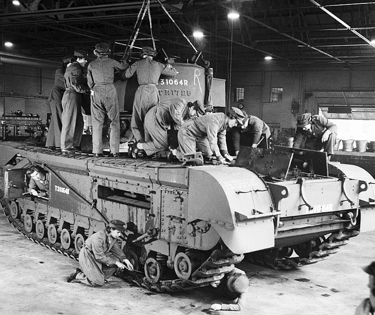 Женщины ATS за обслуживанием танка. 1942 г.