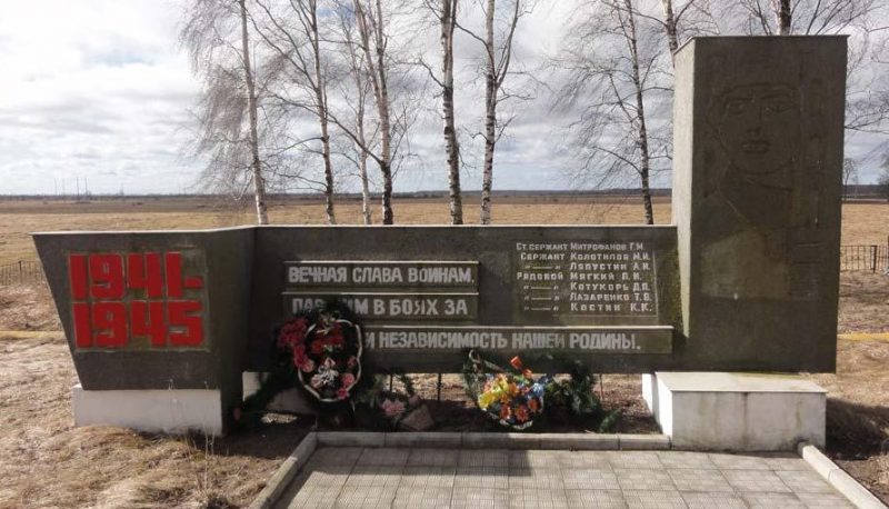 п. Охотное Славского городского округа. Памятник, установленный в 1984 году на братской могиле, в которой похоронены советские воины, погибшие в январе-мае1945 года.