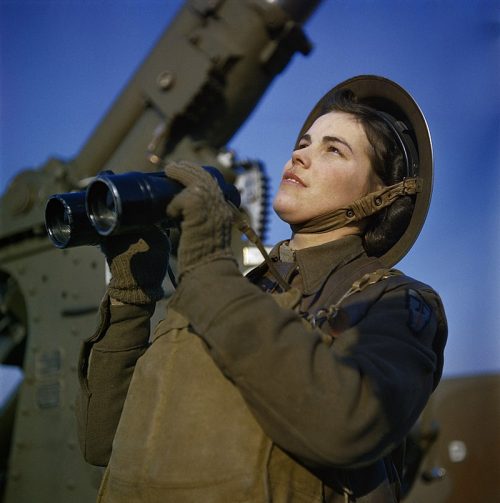 Сотрудницы ATS у 3,7-дюймового зенитного орудия. 1942 г.