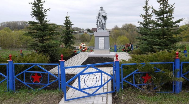 д. Ключевка Тульского городского округа. Памятник, установленный на братской могиле, в которой похоронены советские воины, погибшие в годы войны.