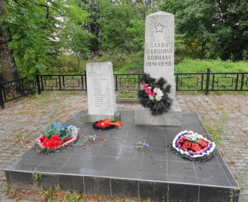 п. Придорожное Славского городского округа. Памятник по улице Черняховского, установленный в 1952 году на братской могиле, в которой похоронен 16 советских воинов, погибших в январе 1945 года.