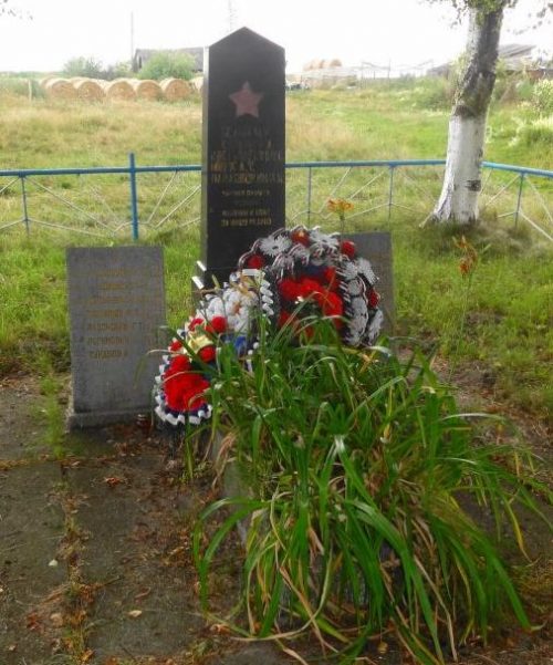 п. Раздольное Славского городского округа. Памятник, установленный в 1953 году на братской могиле, в которой похоронено 19 советских воинов, погибших в январе 1945 года.