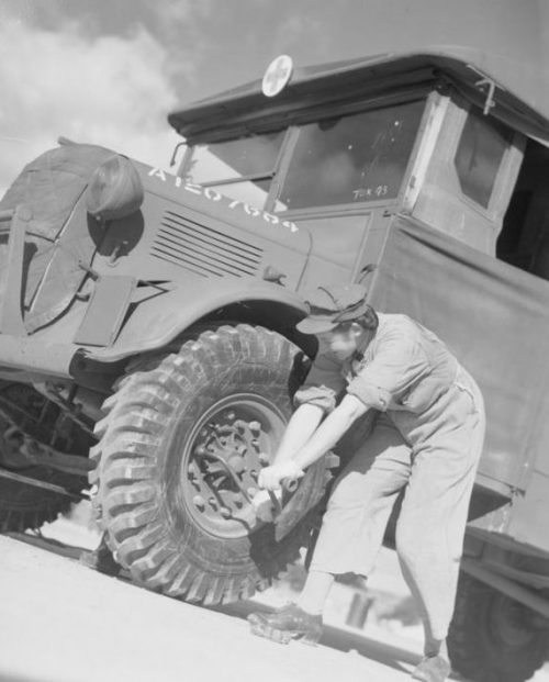 Сотрудницы ATS у автомобиля. 1942 г.