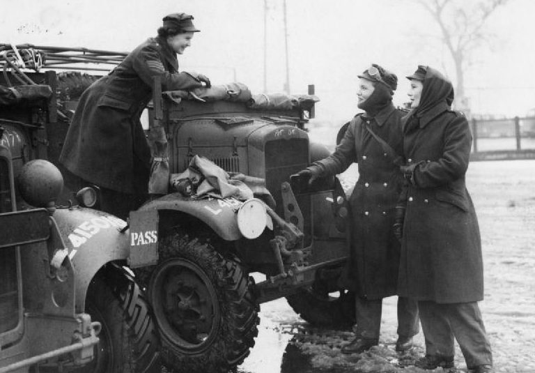 Сотрудницы ATS у автомобиля. 1942 г.