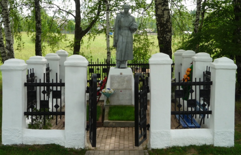 с. Лутовиново Тульского городского округа. Памятник, установленный на братской могиле, в которой похоронены советские воины, погибшие в годы войны.