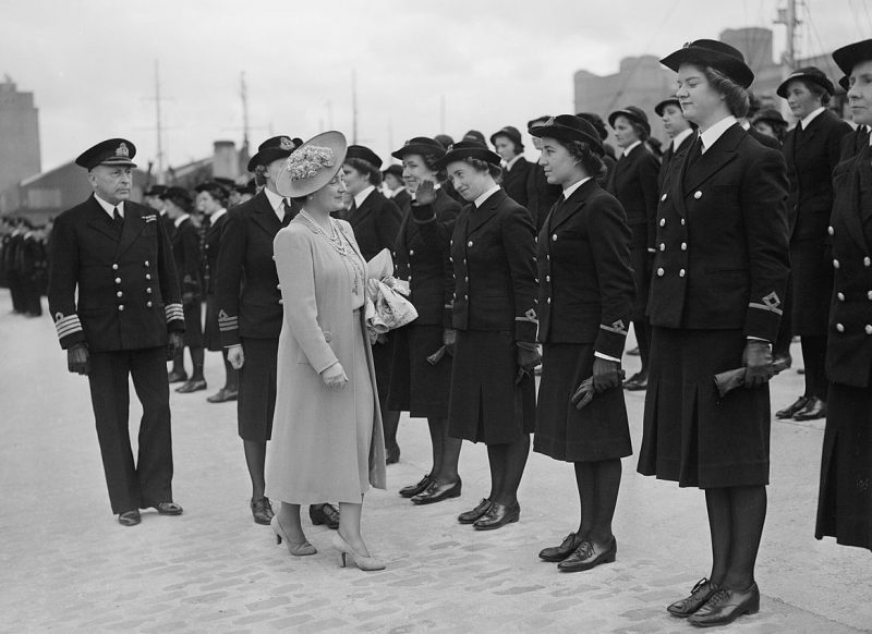 Королева Елизавета осматривает отряд WRNS (Женская королевская военно-морская служба) на набережной в Белфасте. 1942 г.