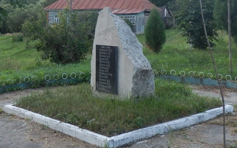 д. Малиновка Тульского городского округа. Памятник, установленный на братской могиле, в которой похоронены советские воины, погибшие в годы войны.