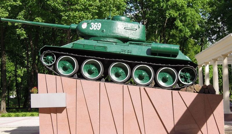 Памятник-танк Т-34 на мемориале.