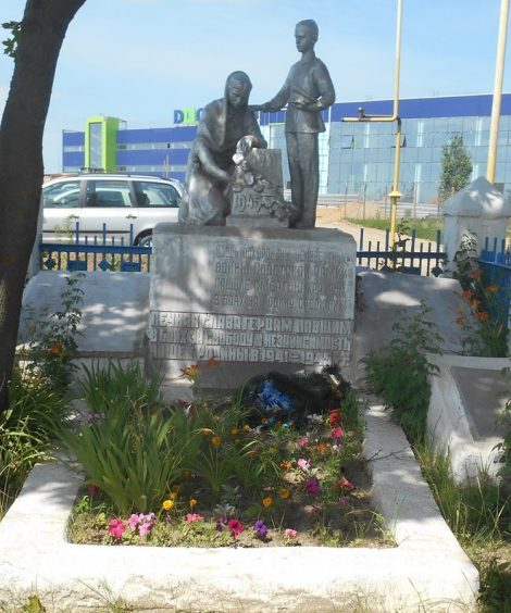 д. Нижнее Елькино Тульского городского округа. Памятник, установленный на братской могиле, в которой похоронены советские воины, погибшие в годы войны.