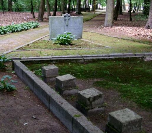 г. Советск. Массовое захоронение военнопленных на территории Лесного кладбища Тильзита, где похоронено 153 военнопленных, умерших от болезней и ран в лазарете.
