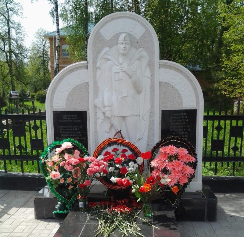 п. Петелино Тульского городского округа. Памятник, установленный на братской могиле, в которой похоронено 203 советских воина, в т.ч. 175 неизвестных, погибших в 1941 году.