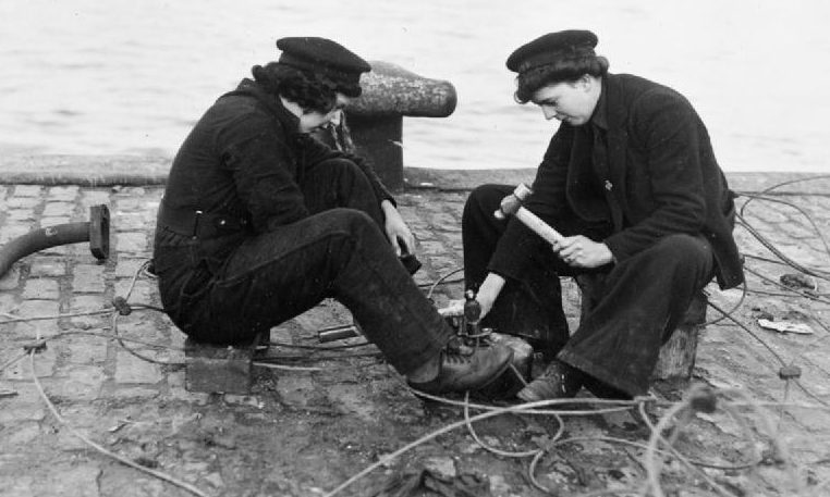 Служащие WRNS на ремонте сетей заграждения. 1942 г.