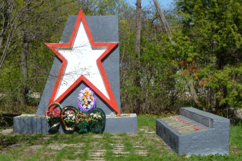 п. Прилепы Тульского городского округа. Памятник, установленный на братской могиле, в которой похоронены советские воины, погибшие в годы войны.