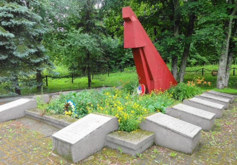 п. Бережковское Черняховского городского округа. Памятник по улице Калининградской, установлен в 1948 году у братских могил, в которых похоронено 100 советских воинов, погибших в январе 1945 года.