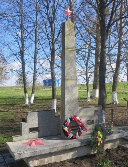 п. Доваторовка Черняховского городского округа. Мемориал по улице Центральной, установленный в 1950 году на братской могиле, в которой похоронено 120 советских воинов, погибших в январе 1945 года.