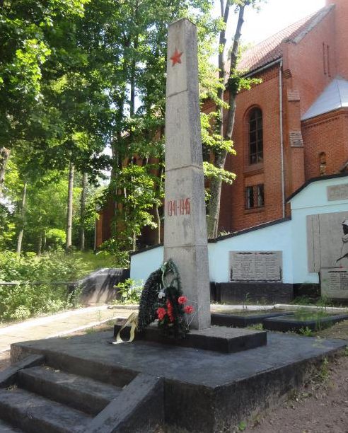 п. Загорское Черняховского городского округа. Мемориал по улице Октябрьской, установленный в 1950 году на братской могиле, в которой похоронено 50 советских воинов, погибших в январе 1945 года. 