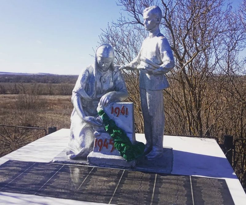 п. Сергиевский Тульского городского округа. Памятник, установленный на братской могиле, в которой похоронены советские воины, погибшие в годы войны.