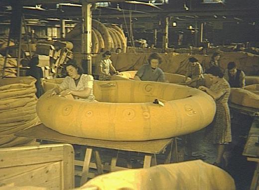 Изготовление надувных спасательных лодок для самолетов 1943 г. 