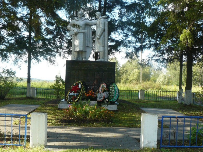 д. Торхово Тульского городского округа. Памятник, установленный на братской могиле, в которой похоронены советские воины, погибшие в годы войны.