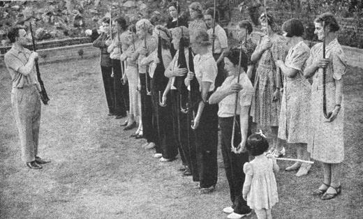 Члены «Женской лиги гражданской обороны». 1943 г.