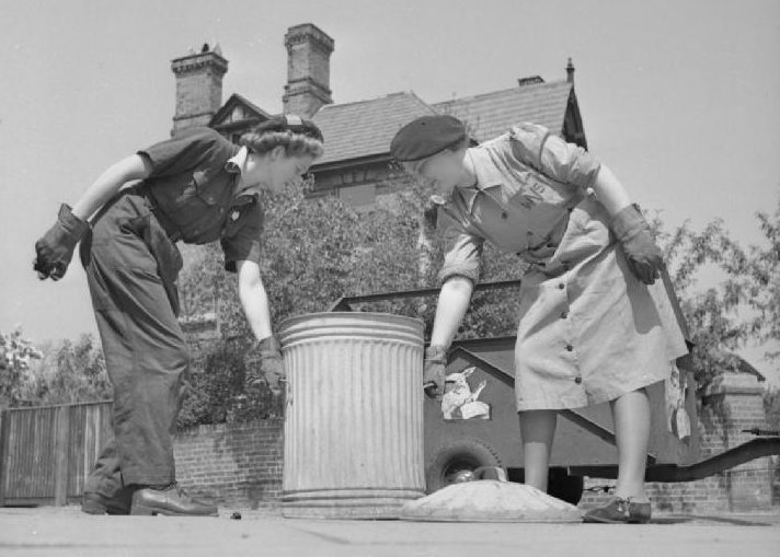 Девушки WVS собирают кухонные отходы. Восточный Барнет, 1943 г. 