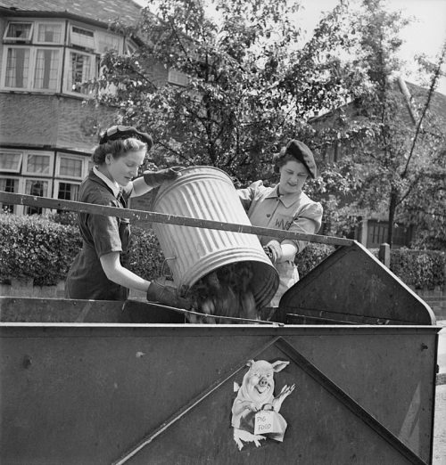 Девушки WVS собирают кухонные отходы. Восточный Барнет, 1943 г.