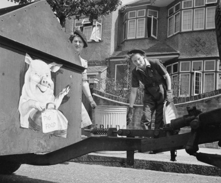 Девушки WVS собирают кухонные отходы. Восточный Барнет, 1943 г. 