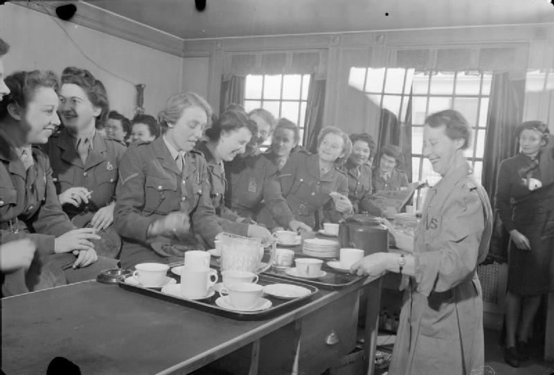 Кафетерий самообслуживания в Клубе услуг WVS в Честер-Хаусе. 1943 г.