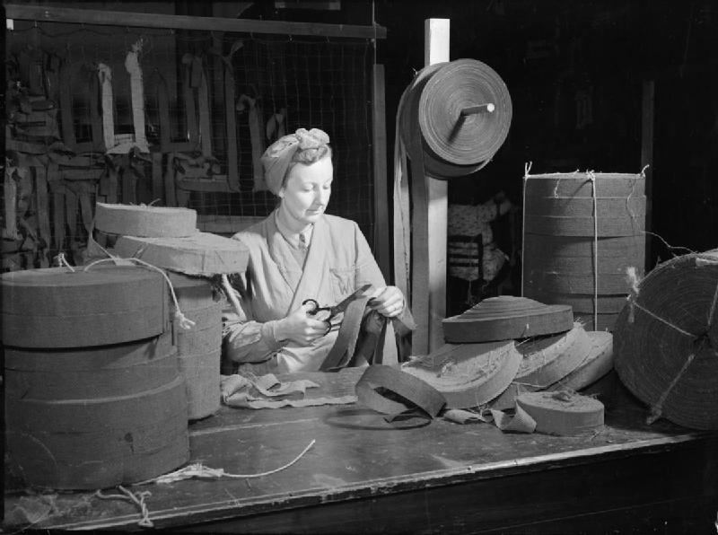 Женщины из WVS плетут камуфляжные сети.1943 г.