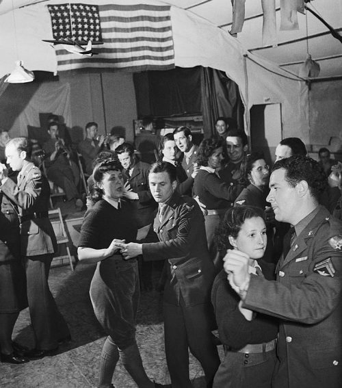 Вечер отдыха в тренировочном лагере членов WLA. 1943 г.