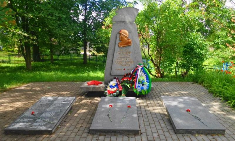 г. Черняховск. Памятник на пересечении улиц Центральной и Скаковой, установленный в 1949 году на братской могиле, в которой захоронено 140 советских воинов, погибших в январе 1945 года.