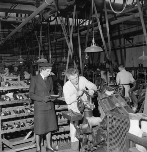 Производство обуви для служащих WRNS. 1944 г.