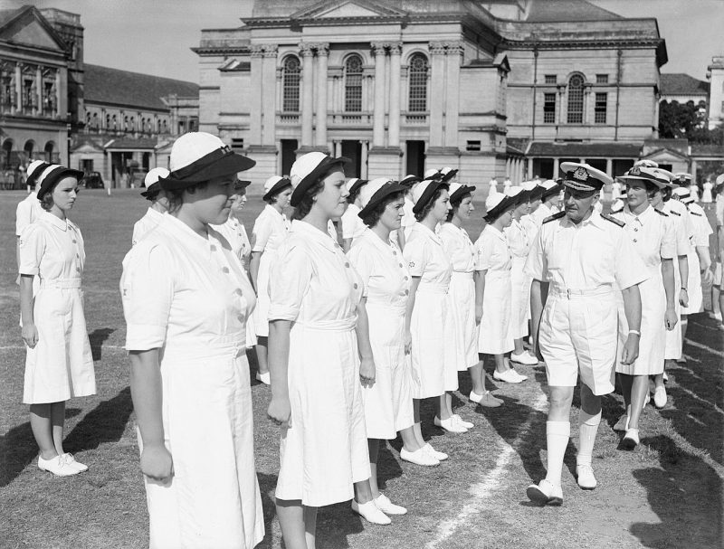Адмирал сэр Джеймс Сомервиль перед строем служащих из WRNS. Коломбо, 1944 г.