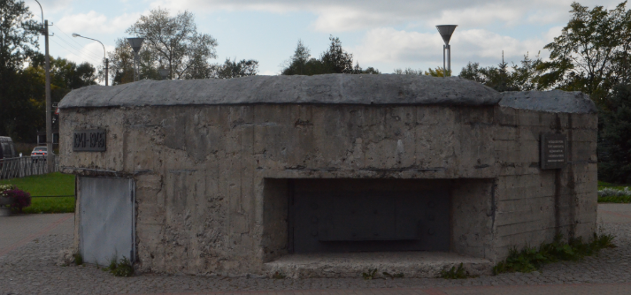 Двухамбразурный ДОТ в г. Колпино, ул. Оборонная, под казематную шаровую 45-мм артиллерийскую установку ДОТ-4. 