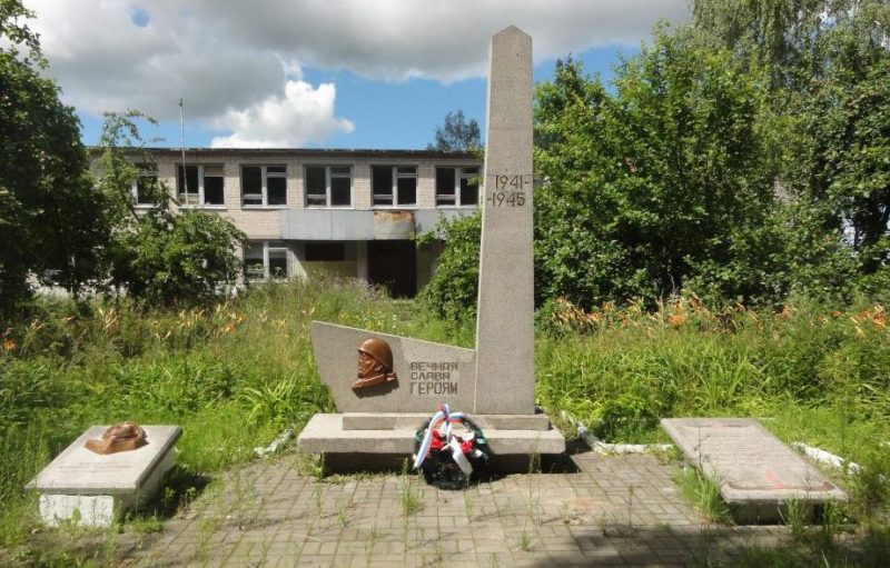 п. Щеглы Черняховского городского округа. Мемориал по улице Школьной, установленный в 1950 году на братской могиле, в которой захоронено 30 советских воинов, погибших в январе 1945 года.