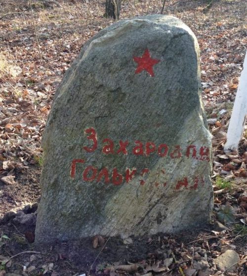 п. Покровское Янтарного городского округа. Памятный камень на месте гибели советских воинов.