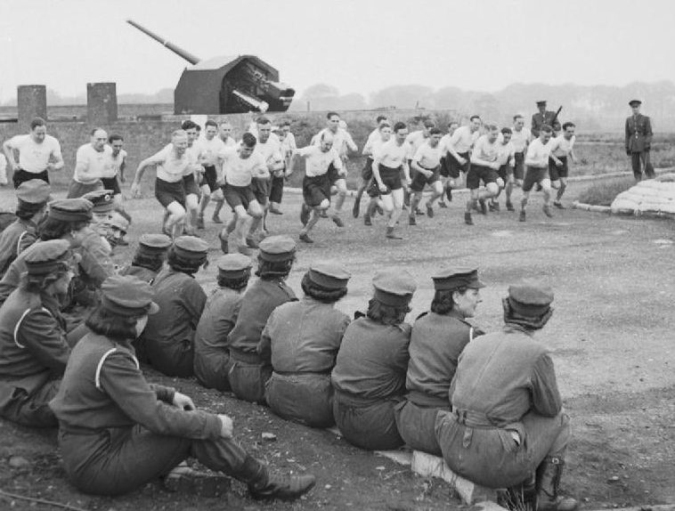 Сотрудницы ATS во время спортивных соревнований. 1943 г.